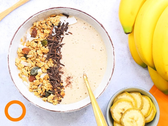 Smoothie bowl cu banane, granola și ciocolată neagră