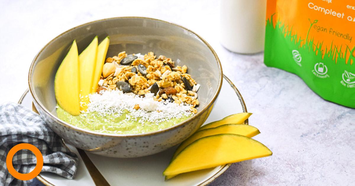 Eiwitrijke Groene Smoothie Bowl Met Mango, Banaan En Kokos