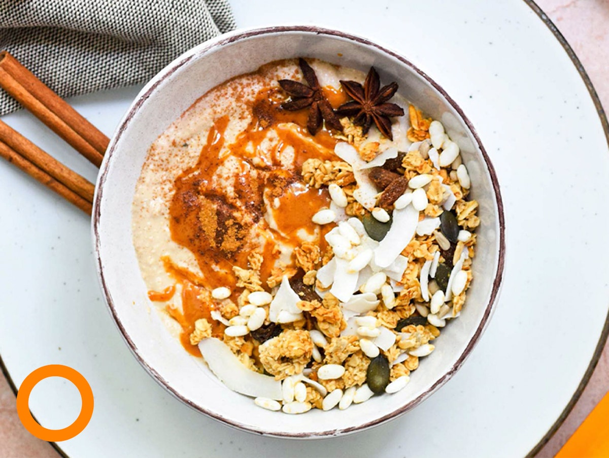 Protein-rich smoothie bowl with peanut butter