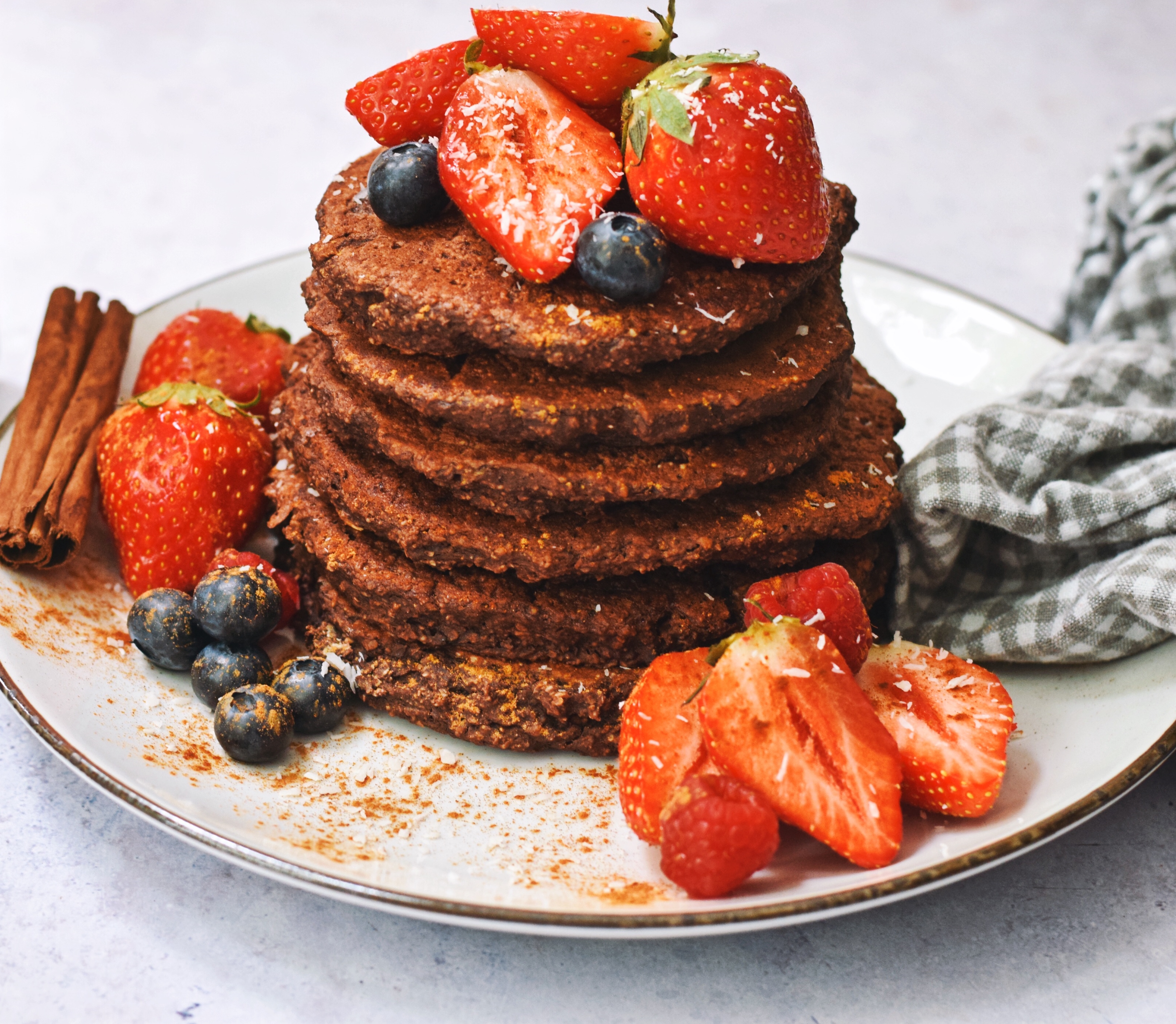 Schoko-Pfannkuchen mit Erdbeeren