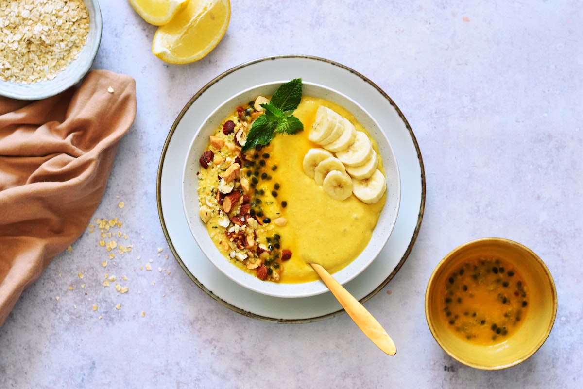 Cold pineapple smoothie bowl