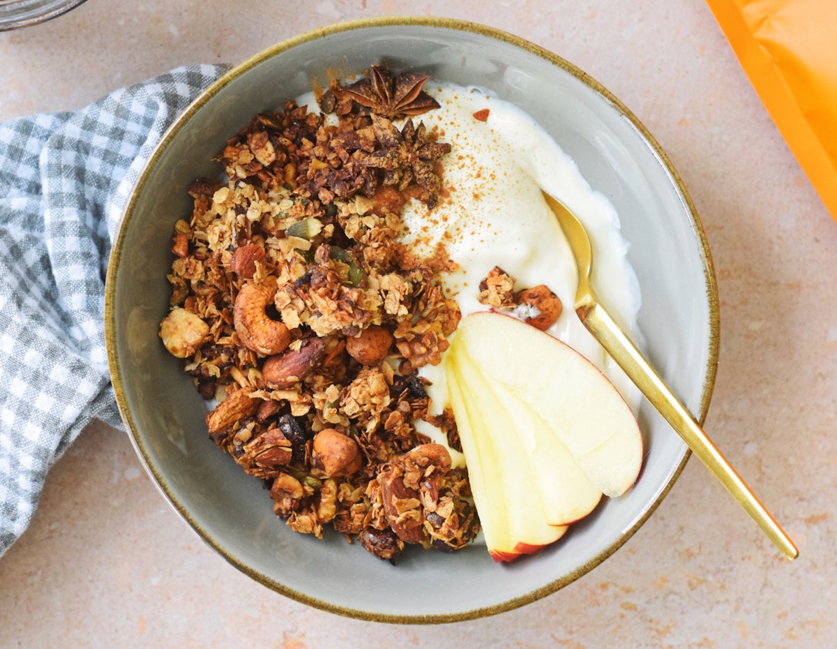 Protein-rich coconut yogurt with speculoos granola