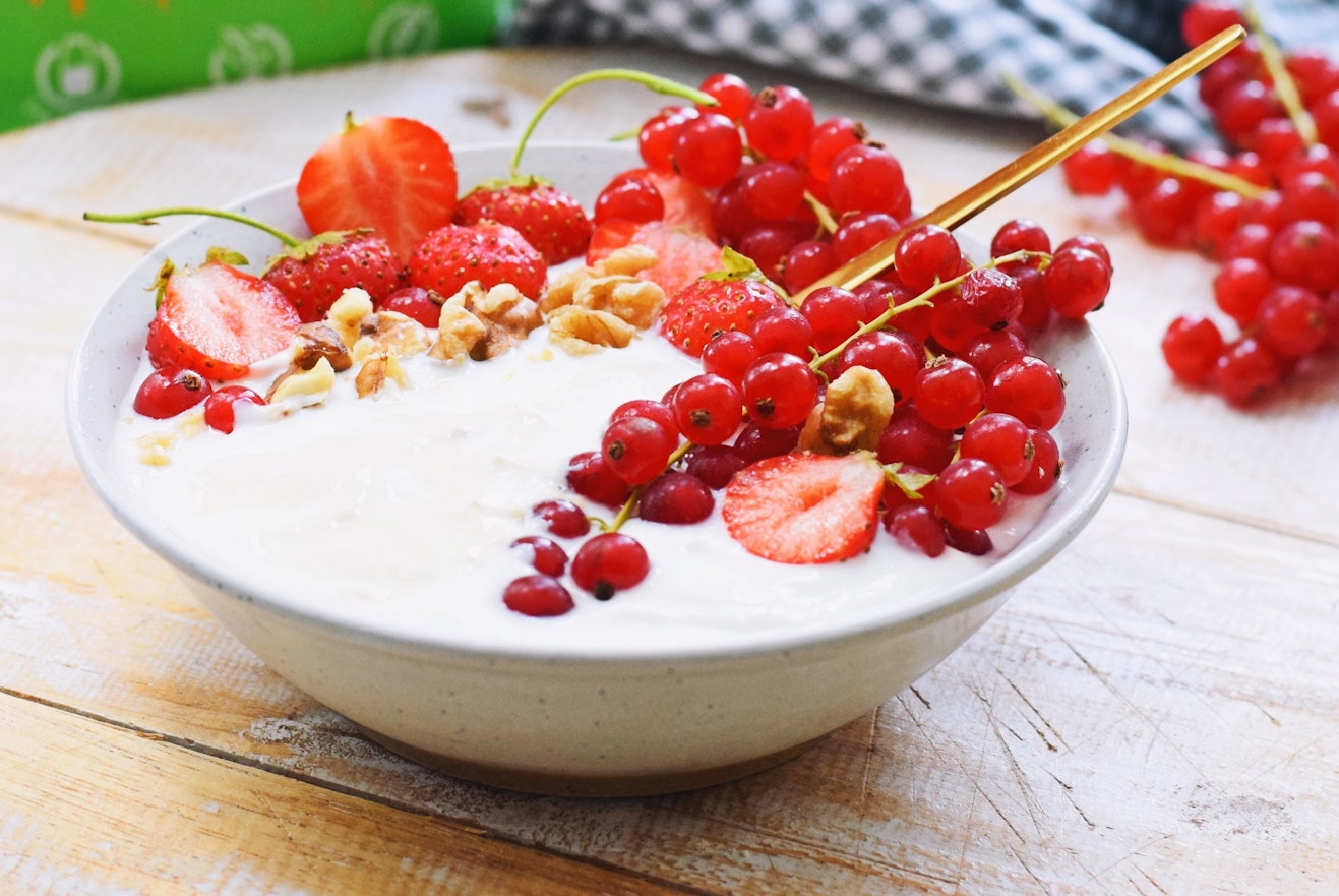 Zomerse yoghurt met fruit en noten
