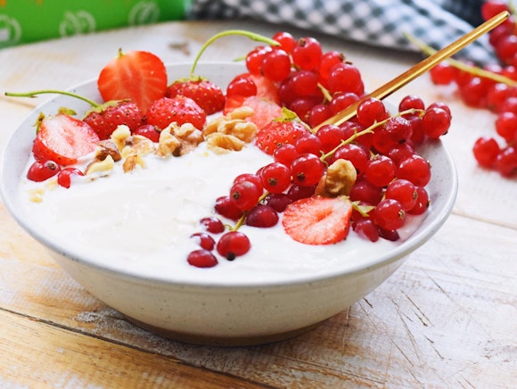 Sommerlicher Joghurt mit Früchten und Nüssen