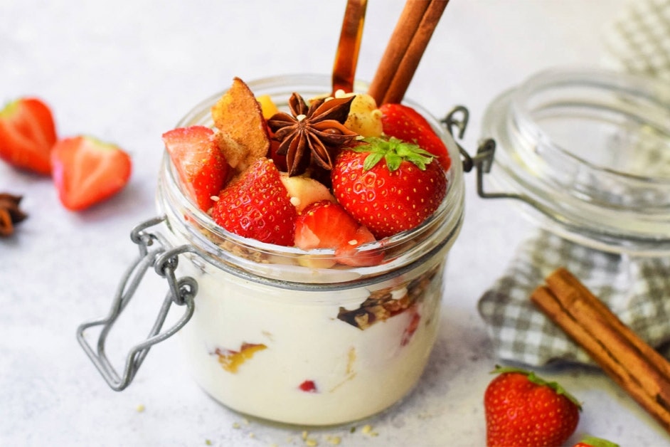 Kwark Parfait of quark with granola and fruit