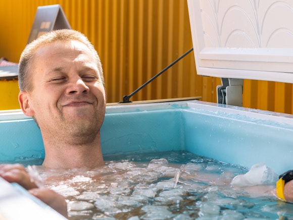 6 Proven Benefits of Ice Baths or Cold Showers (+ Tips)