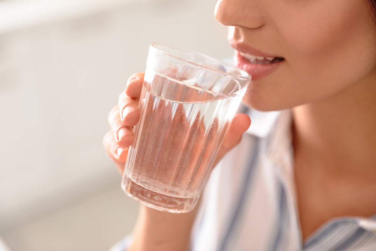 Abnehmen durch Wassertrinken? So viel solltest du trinken