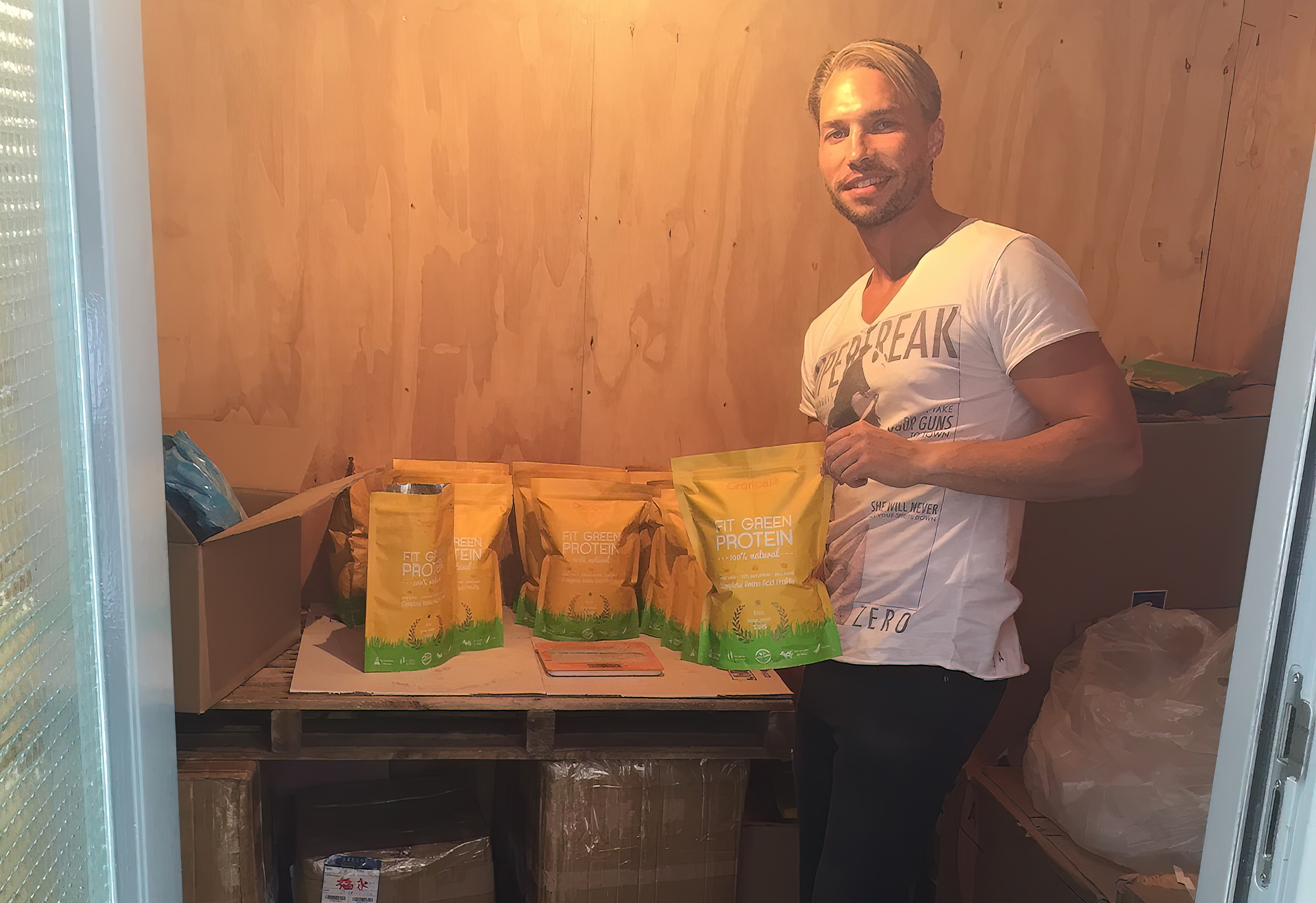 Orangefit Founder Rens met de eerste batch Orangefit Protein