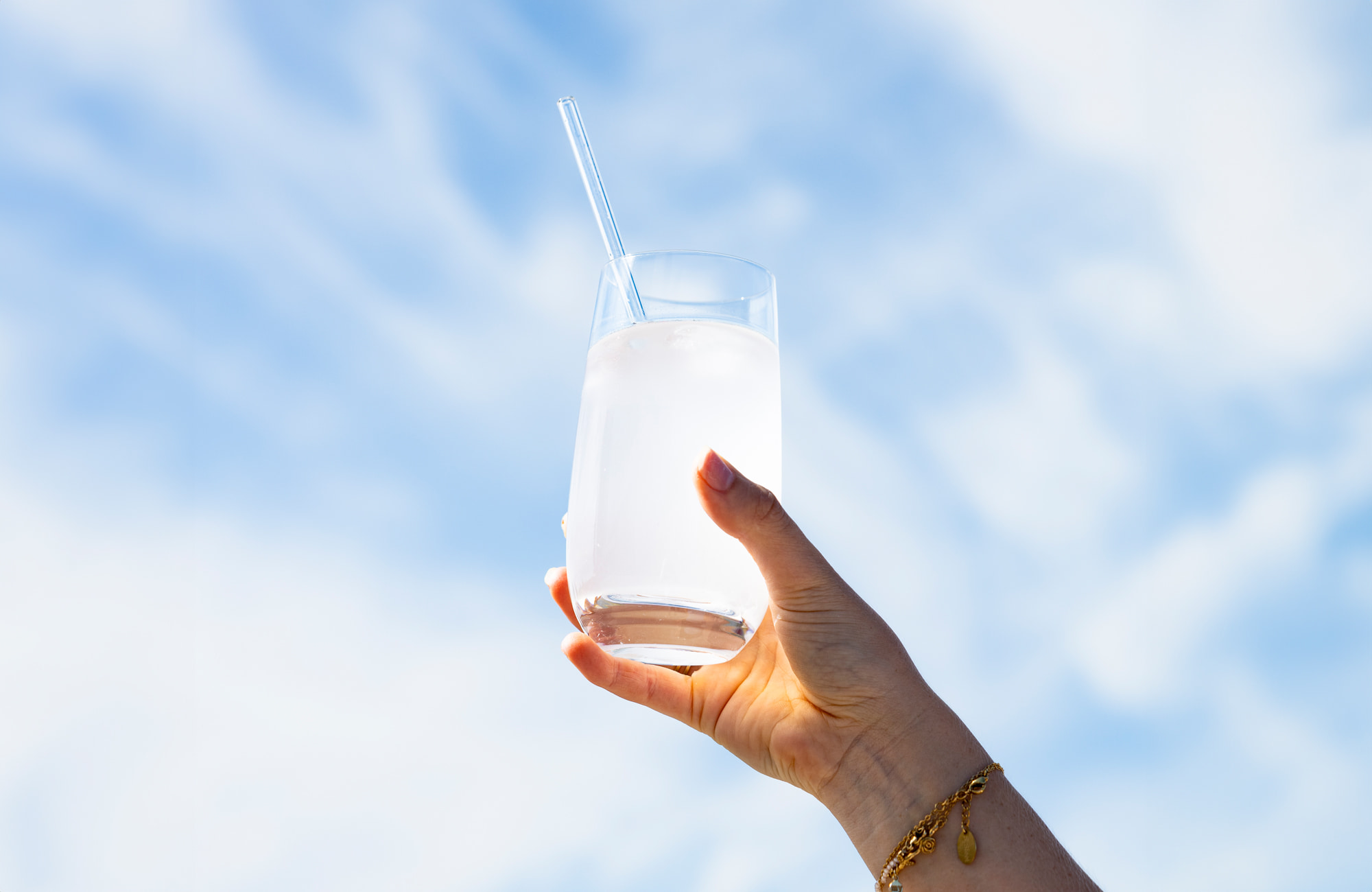 Glas water met elektrolyten.